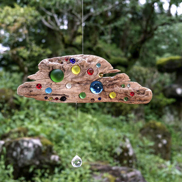 お部屋の中に太陽を　 流木とサンキャッチャー&モビール　窓の装飾 　ガラス玉　クリスタルプリズム　ビーチスタイル　６３