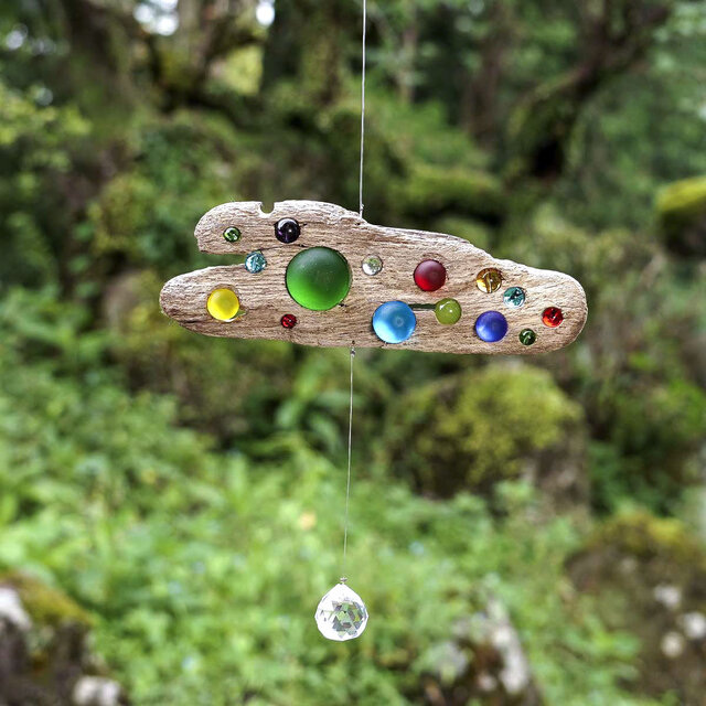 お部屋の中に太陽を　 流木とサンキャッチャー&モビール　窓の装飾 　ガラス玉　クリスタルプリズム　ビーチスタイル　６７