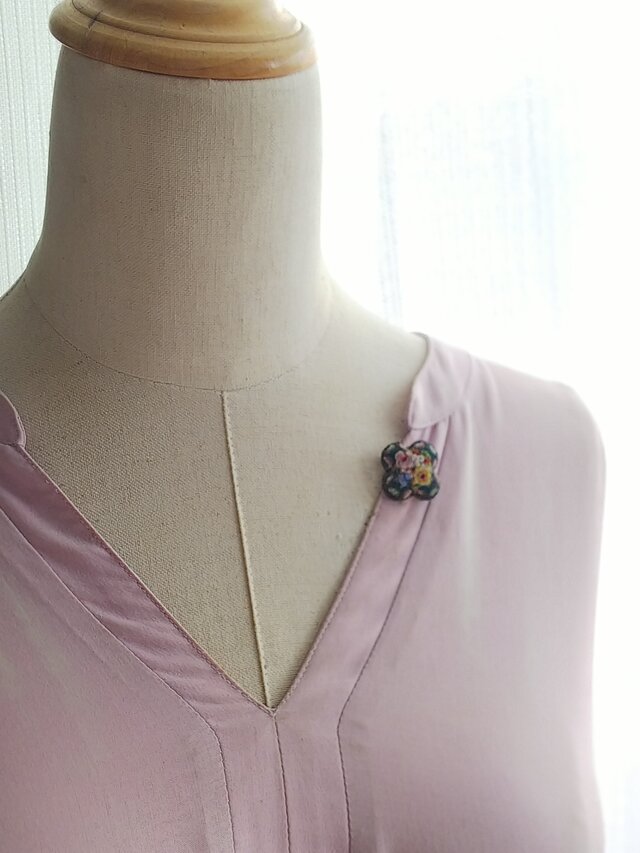 ヴィンテージ 薔薇､勿忘草、小花達のマイクロモザイクブローチ | iichi