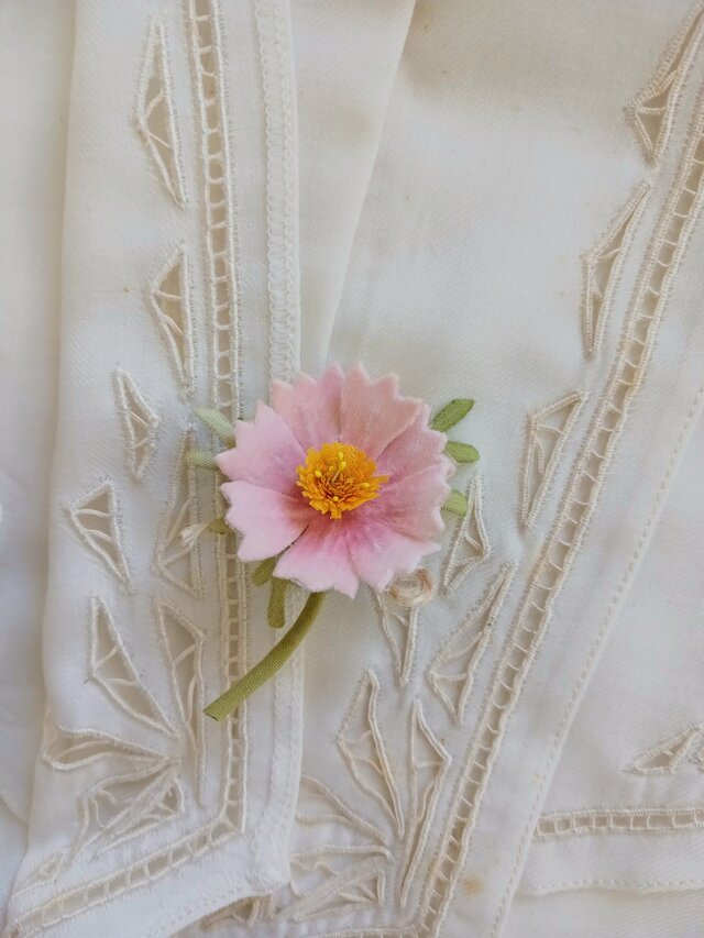 作家　染花布花　ブローチ　フランスアンティークなどお好きな方にも！ 染め布花＊小さな秋桜のブローチ | iichi 日々の暮らしを心地よくする