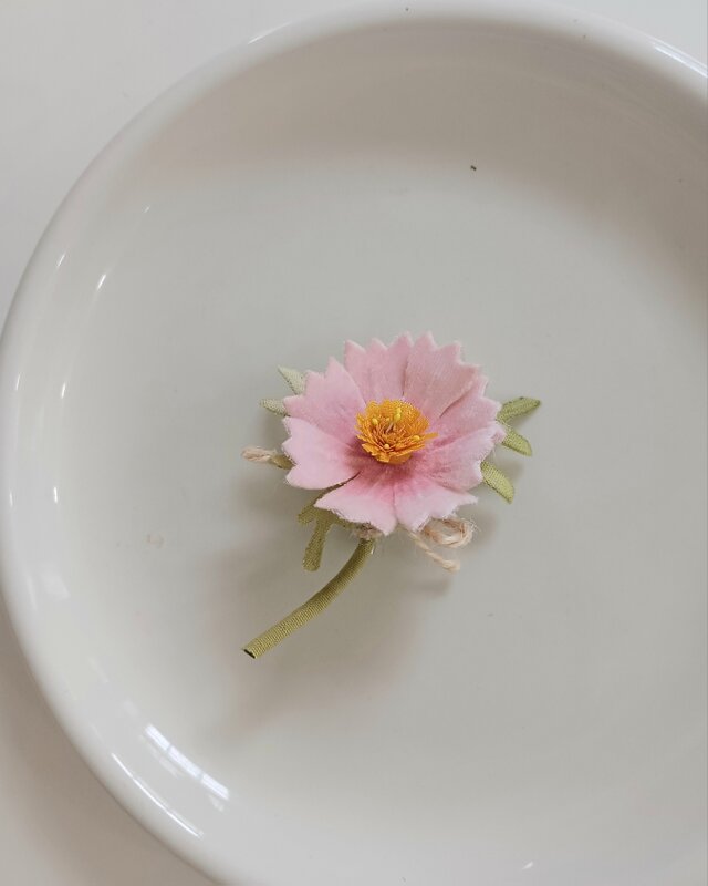 染め布花＊小さな秋桜のブローチ