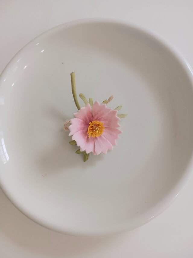 染め布花＊小さな秋桜のブローチ | iichi 日々の暮らしを心地よくする