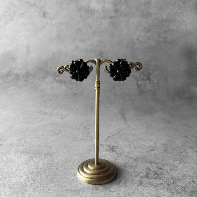 229 ヴィンテージ ブラックガラスの秘密 – フラワーモチーフのイヤリング