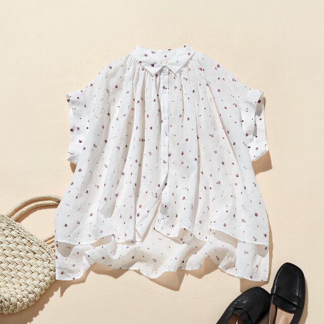 夏の定番！エアリー麻のブラウス　小花プリント　超ゆったりシルエット　ホワイト　250801-1