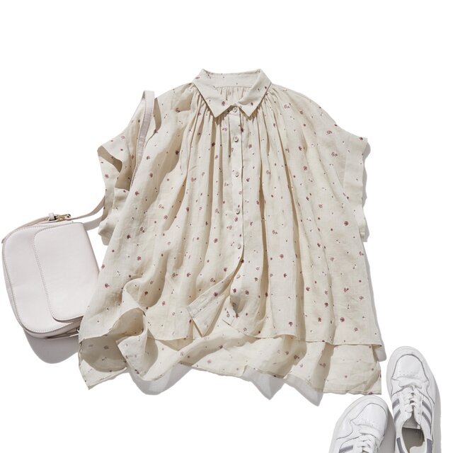 夏の定番！エアリー麻のブラウス　小花プリント　超ゆったりシルエット　ベージュ　250801-2