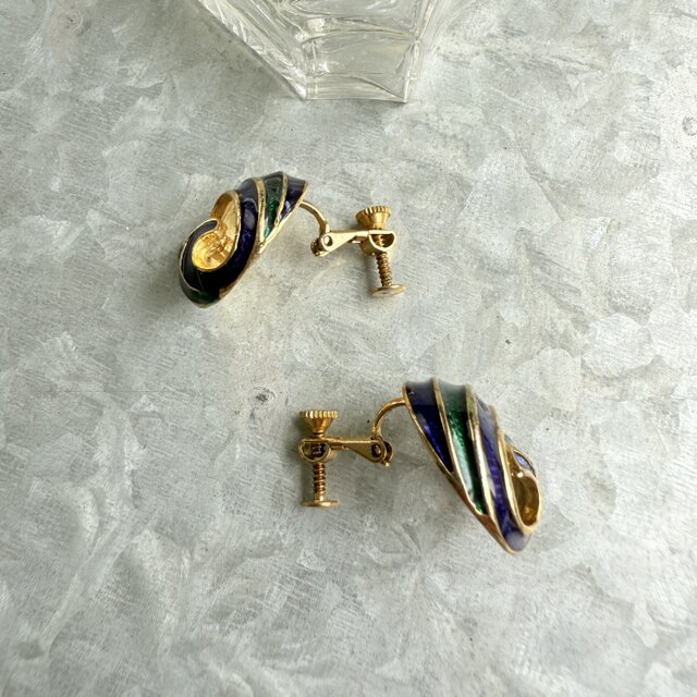 Y430-ヴィンテージイヤリング U.K. 1970〜80s Gold Tone Navy