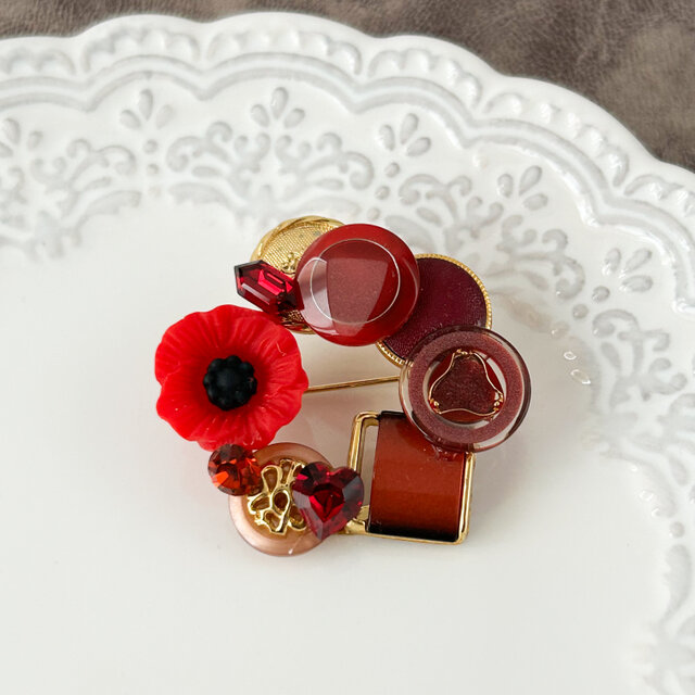 真っ赤なブローチ　卒業式　入学式　ビジューブローチ　ピンブローチ　サークルブローチ　リメイク　ボタン