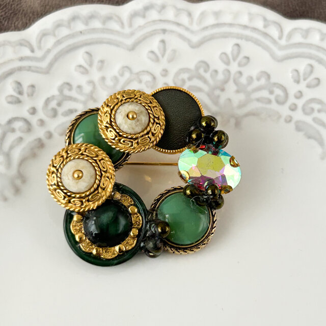 アンティーク感たっぷりブローチ　卒業式　入学式　ビジューブローチ　ピンブローチ　サークルブローチ　リメイク　ボタン
