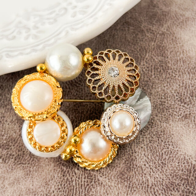 パールブローチ　卒業式　入学式　ビジューブローチ　ピンブローチ　サークルブローチ　リメイク　ボタンのコピー