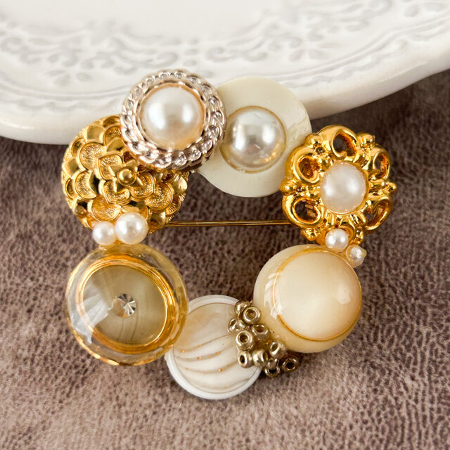 日常使いもできるブローチ　卒業式　入学式　ビジューブローチ　ピンブローチ　サークルブローチ　リメイク　ボタン