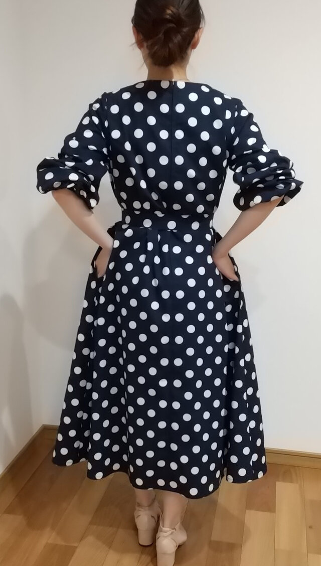 涼しくて軽やかな長袖の紺色の水玉ワンピース | iichi 日々の暮らしを