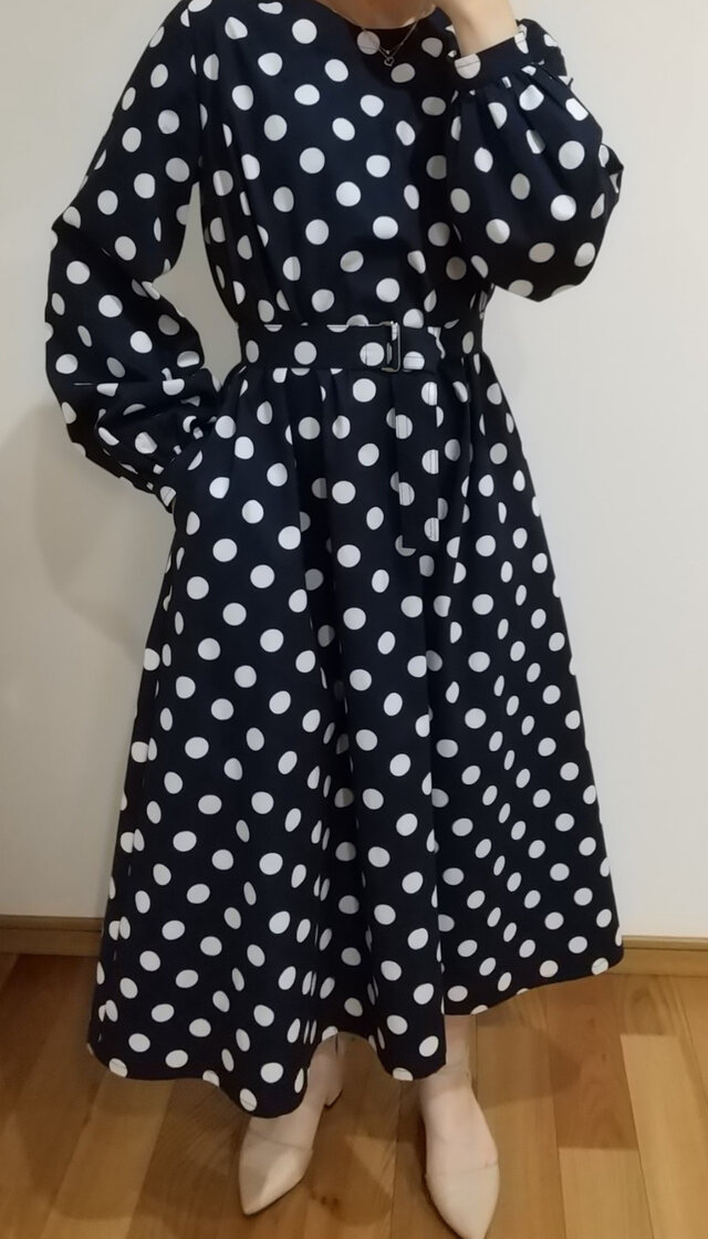 水玉模様の長袖ワンピース 涼しくて軽やかな長袖の紺色の水玉ワンピース | iichi 日々の暮らしを