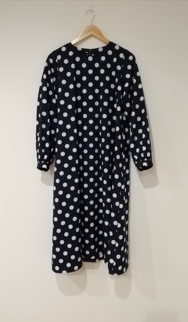 涼しくて軽やかな長袖の紺色の水玉ワンピース | iichi 日々の暮らしを