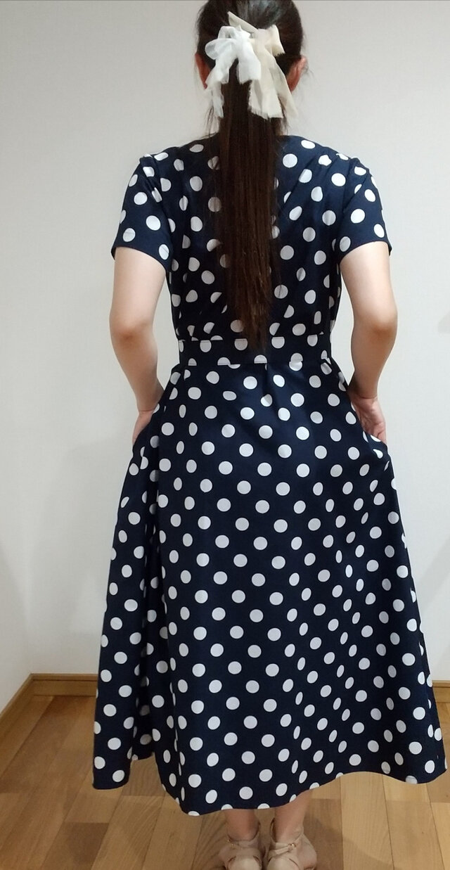 涼しくて軽やかな長袖の紺色の水玉ワンピース | iichi 日々の暮らしを