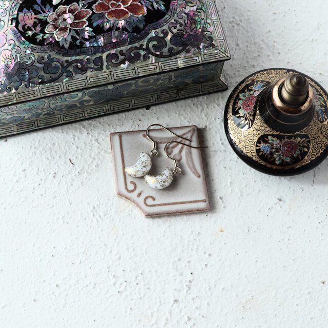 チェコガラスビーズ　ささやかなきらめきの三日月のピアス　ホワイト＋ゴールド