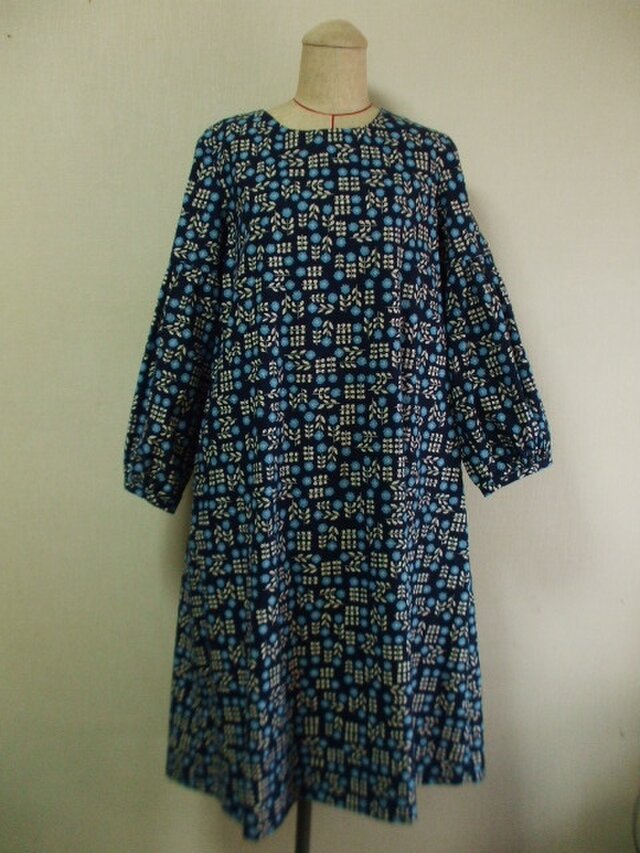 【ラスト１】紺地×水色花柄 ラウンドネック袖口ギャザー長袖ワンピース 両脇ポケット付き Ｍ～ＬLサイズ