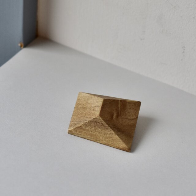 【 木工 】 アシンメトリーな朴木のブローチ【A】　オイル仕上げ