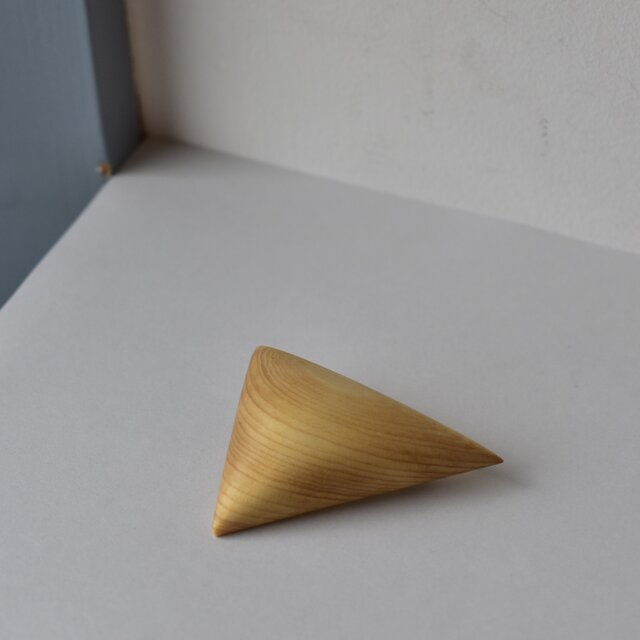 【 木工 】 トライアングルな松の木のブローチ　オイル仕上げ