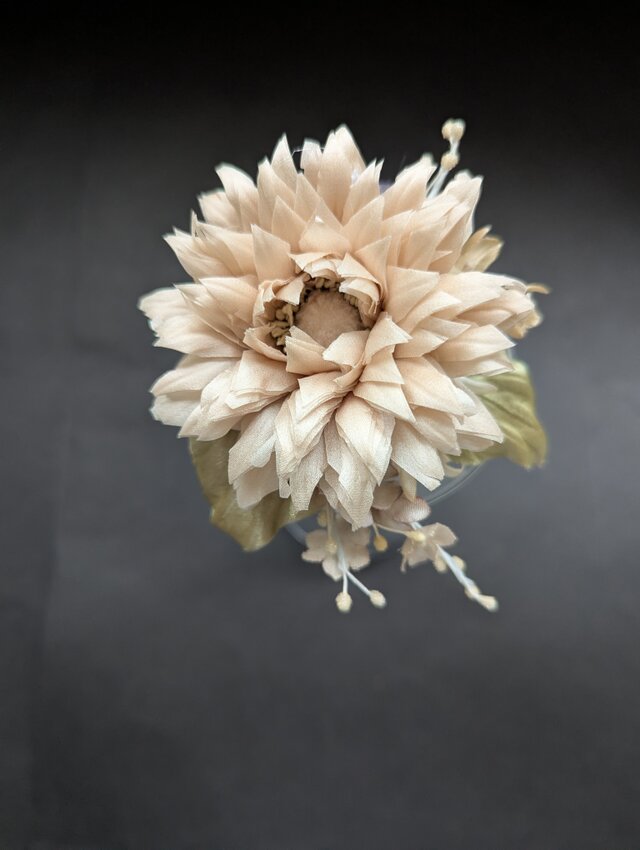 コサージュ ガーベラと野の花たち（グレイシュベージュ色）A99 | iichi