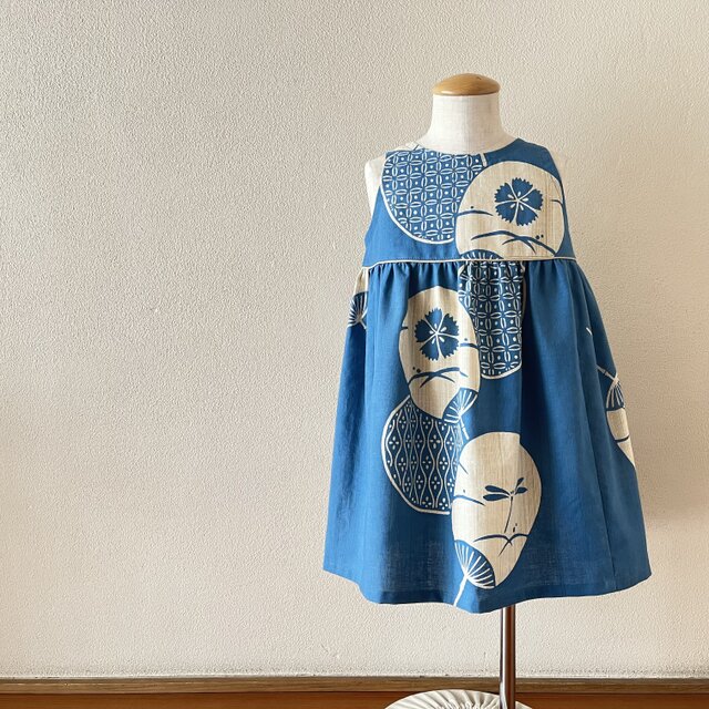 子供　浴衣地ひかえめフレアーワンピース　注染うちわに撫子（青地）　80-130サイズ〈受注製作〉