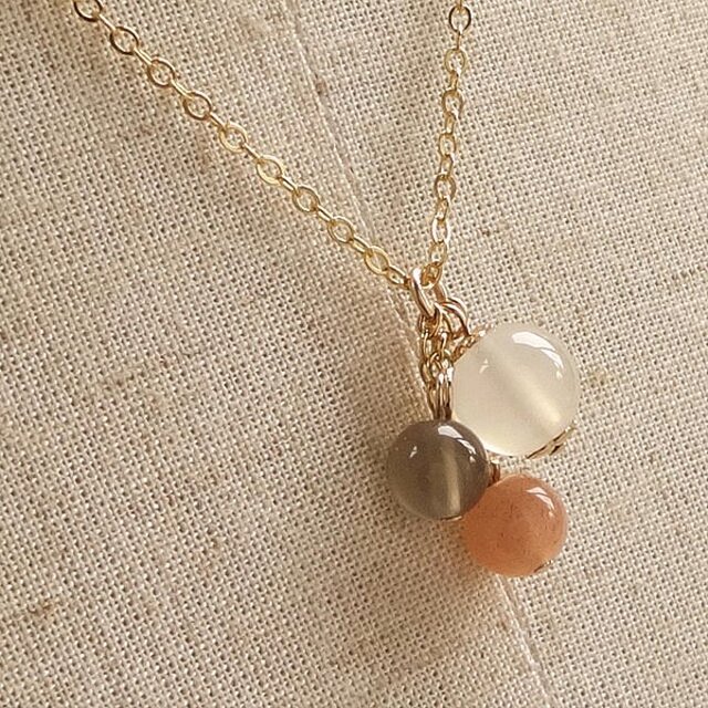 幸せいっぱいの未来へ繋がる最良の選択｜高品質ムーンストーン（ホワイト・オレンジ・グレー）Simpleネックレス
