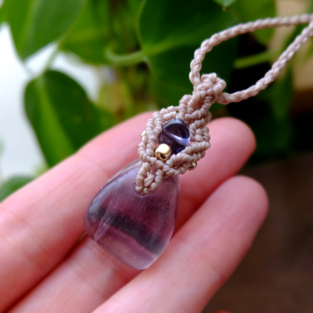 タンブル型 フローライト・アイオライト（3月誕生石） マクラメ編み