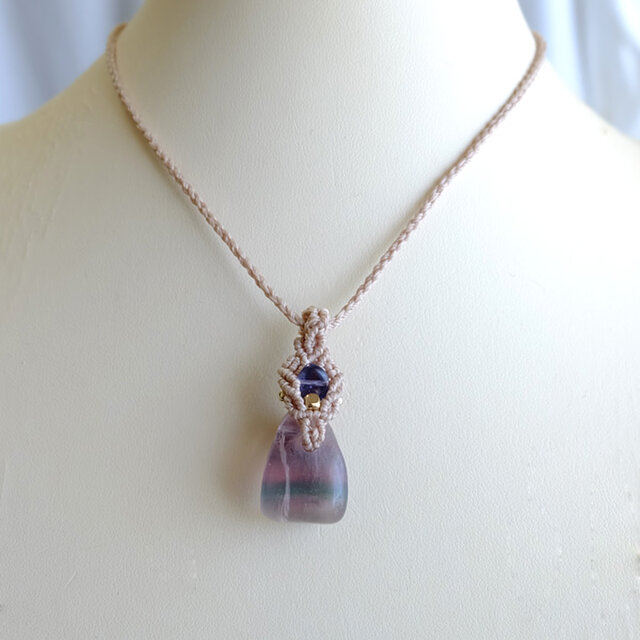 タンブル型 フローライト・アイオライト（3月誕生石） マクラメ編み