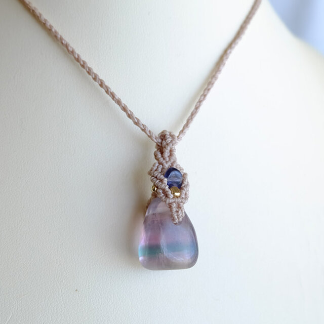 タンブル型 フローライト・アイオライト（3月誕生石） マクラメ編み