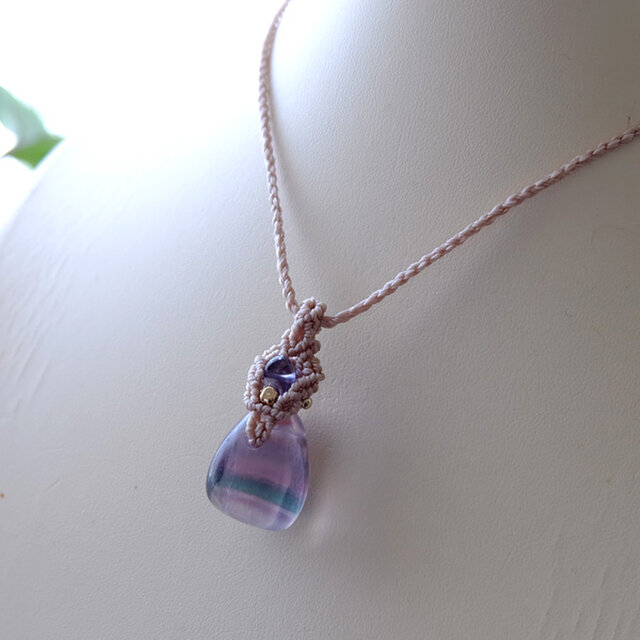 タンブル型 フローライト・アイオライト（3月誕生石） マクラメ編み