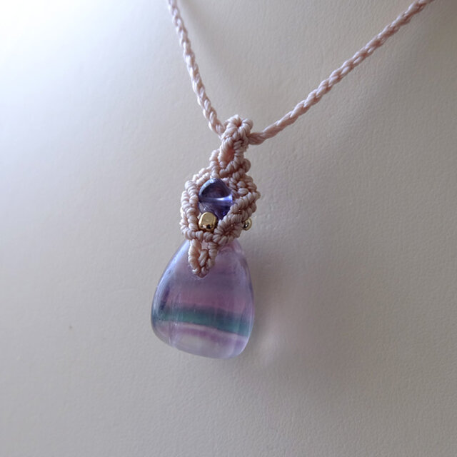 タンブル型 フローライト・アイオライト（3月誕生石） マクラメ編み