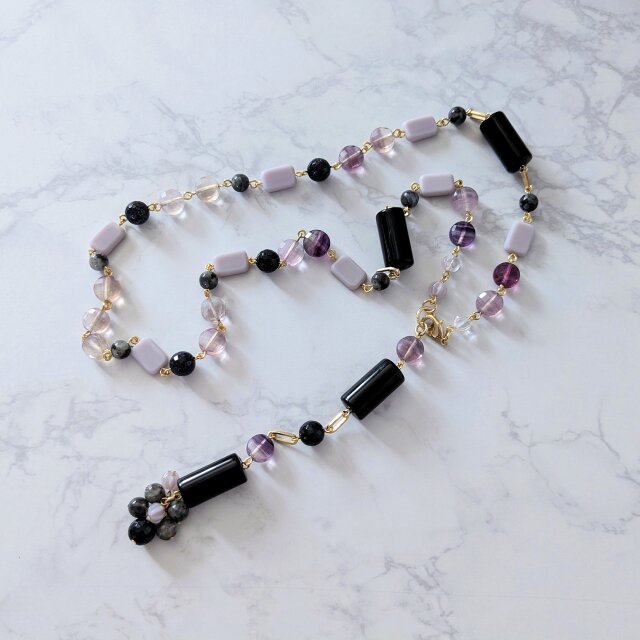 フローライトとアクリルの前留めＹ字ネックレス（N1328）