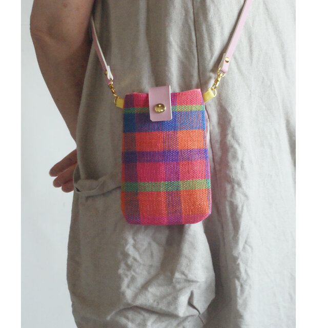 手織りリネンのスマホポシェット　ピンク