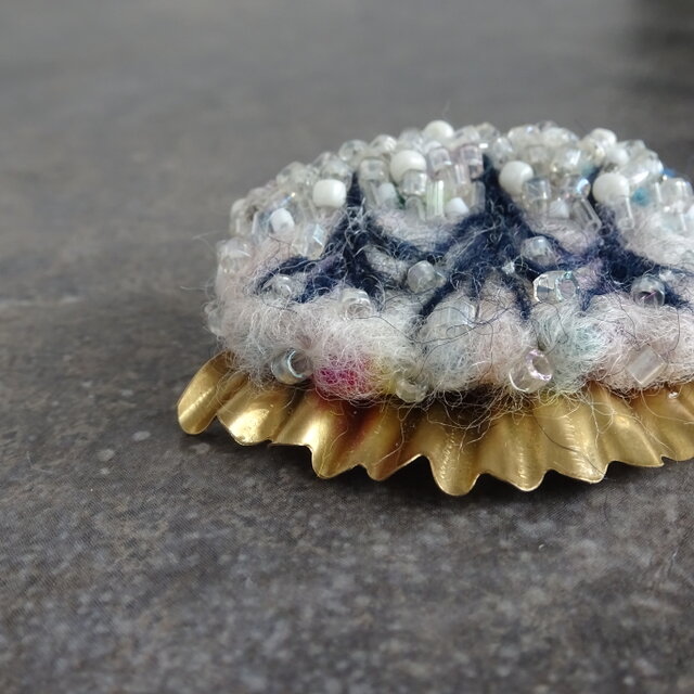 ヴィンテージビーズと真鍮の羊毛画ブローチ