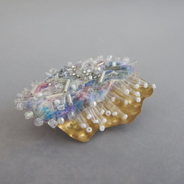 ヴィンテージビーズと真鍮の羊毛画ブローチ『Microbe』