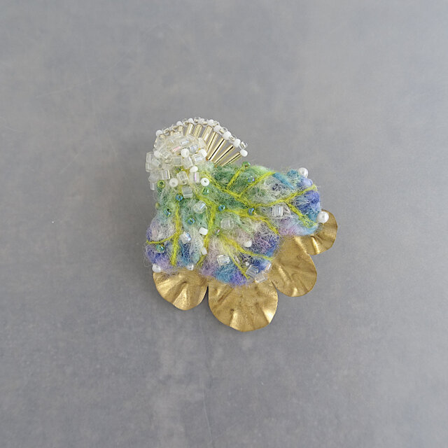 ヴィンテージビーズと真鍮の羊毛画ブローチ　『葉っぱに擬態』