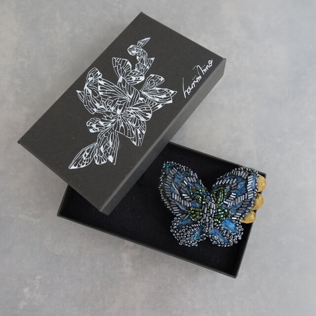 ヴィンテージビーズと真鍮の羊毛画ブローチ『蝶』