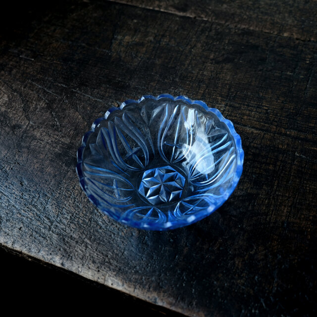 【サマー特価¥1400→￥750】波縁で可愛い◆見込みに六芒星。プレスガラス波縁小鉢　ブルー 古民家　古道具 昭和中期