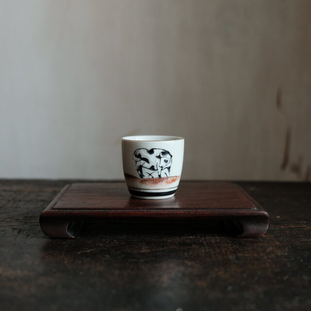 静止する牛（丑）◆キュートな緑の雲。九谷焼　色絵金彩猪口　昭和レトロ　干支　酒器　コレクション　古民家　古道具　i5