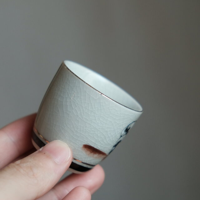 静止する牛（丑）◇キュートな緑の雲。九谷焼 色絵金彩猪口 昭和レトロ