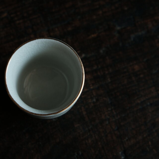 静止する牛（丑）◇キュートな緑の雲。九谷焼 色絵金彩猪口 昭和レトロ