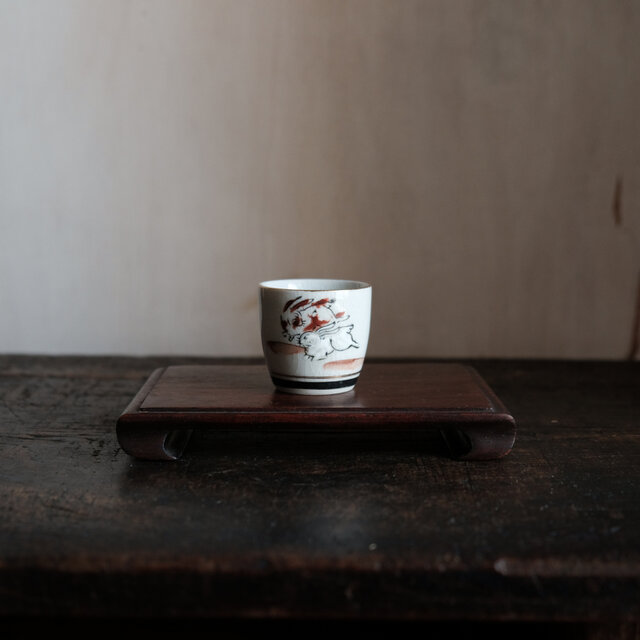 駆けっこする2匹の兎（卯）◆キュートな赤い花。九谷焼　色絵金彩猪口　昭和レトロ　干支　酒器　コレクション　古民家　古道具　i5