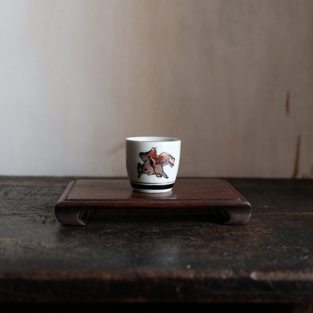 駆け抜ける2匹の馬（午）◆キュートな緑の雲。九谷焼　色絵金彩猪口　昭和レトロ　干支　酒器　コレクション　古民家　古道具　i5