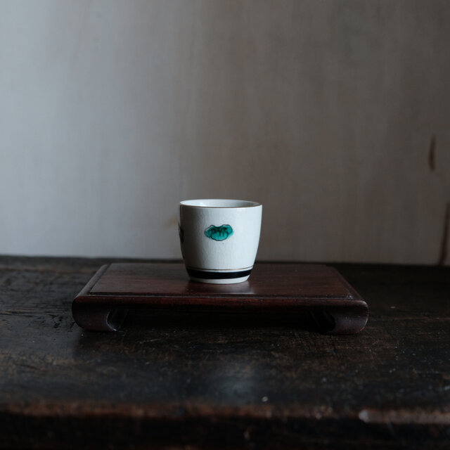 駆け抜ける2匹の馬（午）◇キュートな緑の雲。九谷焼 色絵金彩猪口