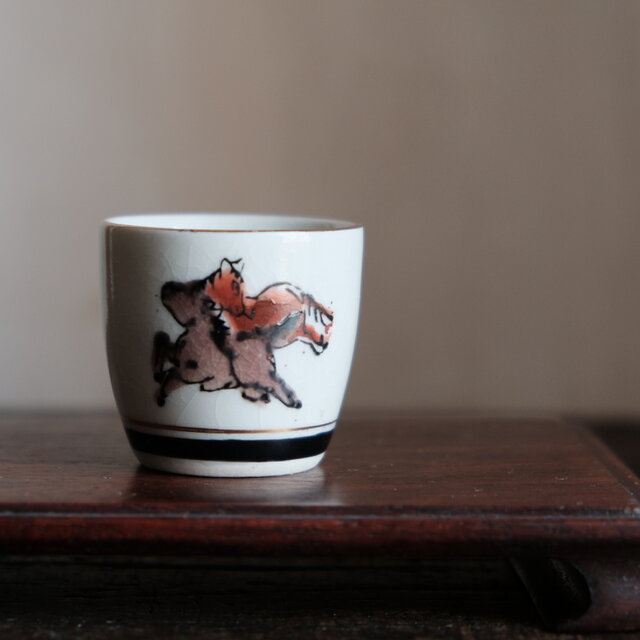 駆け抜ける2匹の馬（午）◇キュートな緑の雲。九谷焼 色絵金彩猪口