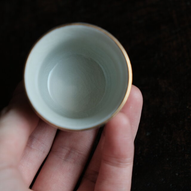 駆け抜ける2匹の馬（午）◇キュートな緑の雲。九谷焼 色絵金彩猪口