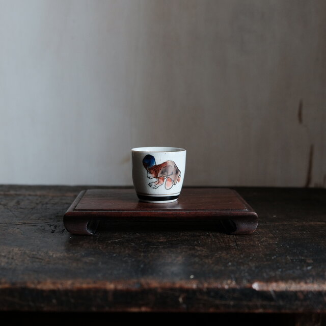 お辞儀をする猿（申）◆キュートな赤い花。九谷焼　色絵金彩猪口　昭和レトロ　干支　酒器　コレクション　古民家　古道具　i5