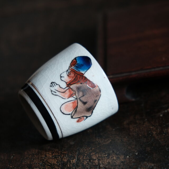 お辞儀をする猿（申）◇キュートな赤い花。九谷焼 色絵金彩猪口 昭和