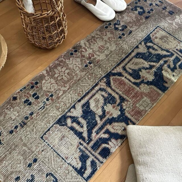 115×211 クラシカルなボタニカル柄　ブルーグレイ　トルコヴィンテージラグ 48×124優しいベージュ深みあるネイビー ボタニカル トルコ