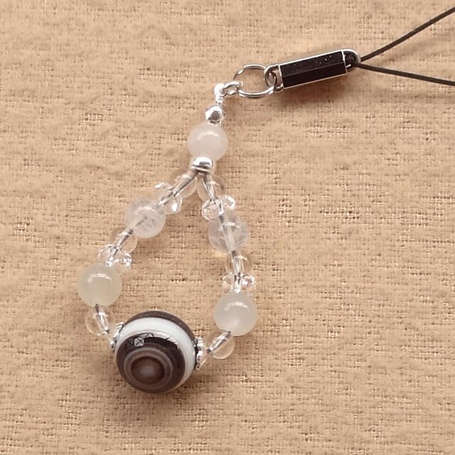 あなたの守護者として寄り添います｜天眼石（白色の模様が印象的な粒）ｘホワイトムーンストーンなど