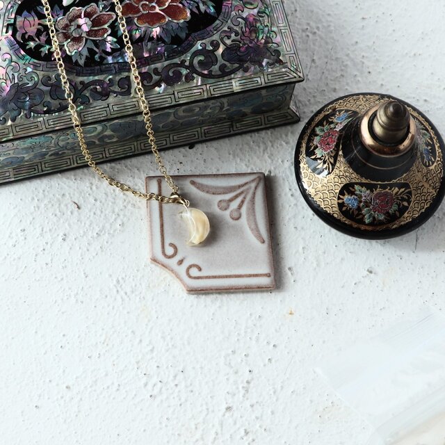 チェコガラスビーズ　ささやかなきらめきの三日月のネックレス　ベージュ